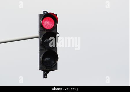 Al semaforo, fermati al semaforo rosso. Isolato su sfondo bianco. Spazio di copia negativo. Foto Stock