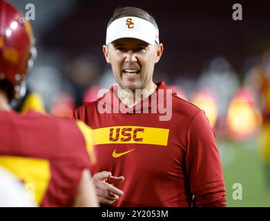 7 settembre 2024, l'allenatore degli USC Trojans Lincoln Riley in azione durante la partita di football NCAA tra gli Utah State Aggies e gli USC Trojans al Los Angeles Memorial Coliseum di Los Angeles, California. Credito fotografico obbligatorio: Charles Baus/CSM Foto Stock