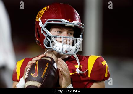 7 settembre 2024 il quarterback degli USC Trojans Miller Moss (7) in azione durante la partita di football NCAA tra gli Utah State Aggies e gli USC Trojans al Los Angeles Memorial Coliseum di Los Angeles, California. Credito fotografico obbligatorio: Charles Baus/CSM Foto Stock