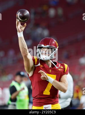 7 settembre 2024 il quarterback degli USC Trojans Miller Moss (7) in azione durante la partita di football NCAA tra gli Utah State Aggies e gli USC Trojans al Los Angeles Memorial Coliseum di Los Angeles, California. Credito fotografico obbligatorio: Charles Baus/CSM Foto Stock