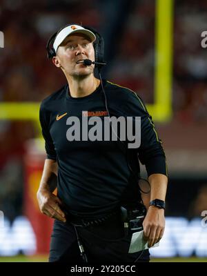 7 settembre 2024, l'allenatore degli USC Trojans Lincoln Riley in azione durante la partita di football NCAA tra gli Utah State Aggies e gli USC Trojans al Los Angeles Memorial Coliseum di Los Angeles, California. Credito fotografico obbligatorio: Charles Baus/CSM Foto Stock