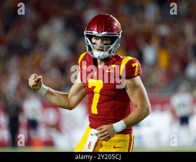 7 settembre 2024 il quarterback degli USC Trojans Miller Moss (7) celebra la partita di football NCAA tra gli Utah State Aggies e gli USC Trojans al Los Angeles Memorial Coliseum di Los Angeles, California. Credito fotografico obbligatorio: Charles Baus/CSM Foto Stock