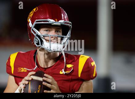 7 settembre 2024 il quarterback degli USC Trojans Miller Moss (7) in azione durante la partita di football NCAA tra gli Utah State Aggies e gli USC Trojans al Los Angeles Memorial Coliseum di Los Angeles, California. Credito fotografico obbligatorio: Charles Baus/CSM Foto Stock