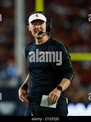 7 settembre 2024, l'allenatore degli USC Trojans Lincoln Riley in azione durante la partita di football NCAA tra gli Utah State Aggies e gli USC Trojans al Los Angeles Memorial Coliseum di Los Angeles, California. Credito fotografico obbligatorio: Charles Baus/CSM Foto Stock