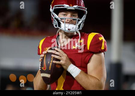 7 settembre 2024 il quarterback degli USC Trojans Miller Moss (7) in azione durante la partita di football NCAA tra gli Utah State Aggies e gli USC Trojans al Los Angeles Memorial Coliseum di Los Angeles, California. Credito fotografico obbligatorio: Charles Baus/CSM Foto Stock