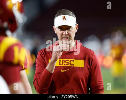 7 settembre 2024, l'allenatore degli USC Trojans Lincoln Riley in azione durante la partita di football NCAA tra gli Utah State Aggies e gli USC Trojans al Los Angeles Memorial Coliseum di Los Angeles, California. Credito fotografico obbligatorio: Charles Baus/CSM Foto Stock