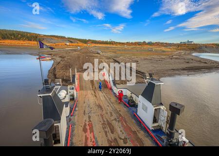 Il traghetto del fiume Mackenzie arriva al villaggio di Tsiigehtchic (fiume Rosso Artico) nei territori del Nord-Ovest Foto Stock