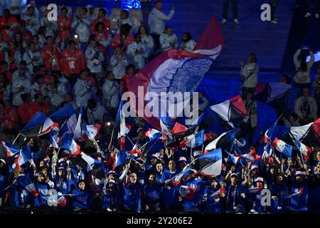 Parigi, Francia. 8 settembre 2024. I fan della Francia partecipano alla cerimonia di chiusura dei Giochi Paralimpici di Parigi 2024 l'8 settembre 2024 allo Stade De France di Parigi, in Francia. Foto di Firas Abdullah/ABACAPRESS. COM credito: Abaca Press/Alamy Live News Foto Stock