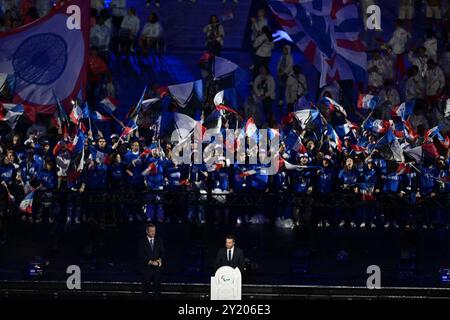 Parigi, Francia. 8 settembre 2024. I fan della Francia partecipano alla cerimonia di chiusura dei Giochi Paralimpici di Parigi 2024 l'8 settembre 2024 allo Stade De France di Parigi, in Francia. Foto di Firas Abdullah/ABACAPRESS. COM credito: Abaca Press/Alamy Live News Foto Stock