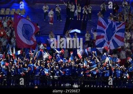 Parigi, Francia. 8 settembre 2024. I fan della Francia partecipano alla cerimonia di chiusura dei Giochi Paralimpici di Parigi 2024 l'8 settembre 2024 allo Stade De France di Parigi, in Francia. Foto di Firas Abdullah/ABACAPRESS. COM credito: Abaca Press/Alamy Live News Foto Stock