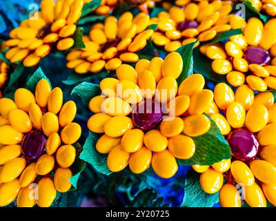 Stupendo mazzo di girasoli realizzati con i tipici coriandoli di Sulmona (mandorle ricoperte di zucchero), Abruzzo, Italia centrale Foto Stock