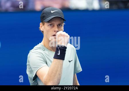 New York, Stati Uniti. 8 settembre 2024. Jannik Sinner di Itay reagisce durante il suo match contro Taylor Fritz durante la finale maschile all'Arthur Ashe Stadium agli US Open Tennis Championships 2024 all'USTA Billie Jean King National Tennis Center di New York, domenica 8 settembre 2024. Foto di Corey Sipkin/UPI credito: UPI/Alamy Live News Foto Stock