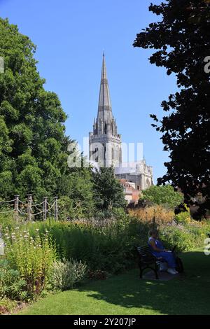 Esterno della splendida cattedrale di Chichester, luogo sacro di culto e pellegrinaggio sin dalla sua fondazione nel 1108, West Sussex, Regno Unito Foto Stock