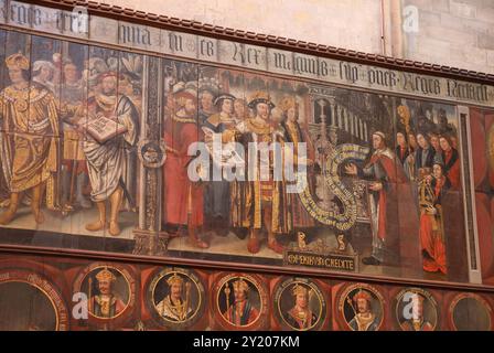 Transetto sud nella Cattedrale di Chichester, - storia Tudor, grandi pannelli in legno dipinti nel 1530 da Lambert Barnard e con un Enrico VIII Foto Stock