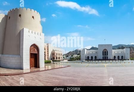 La vecchia piazza del centro storico di Muscat Takia, con tradizionali edifici arabi bianchi, Oman Foto Stock