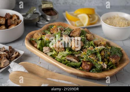 Preparare un'insalata di Ceasar Foto Stock