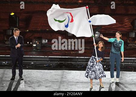 Parigi, Francia. 8 settembre 2024. Paralimpiadi, Parigi 2024, cerimonia di chiusura, Stade de France. Anne Hidalgo, sindaco di Parigi, sventola la bandiera paralimpica accanto ad Andrew Parsons (l), presidente del Comitato paralimpico internazionale (IPC). Credito: Julian Stratenschulte/dpa/Alamy Live News Foto Stock