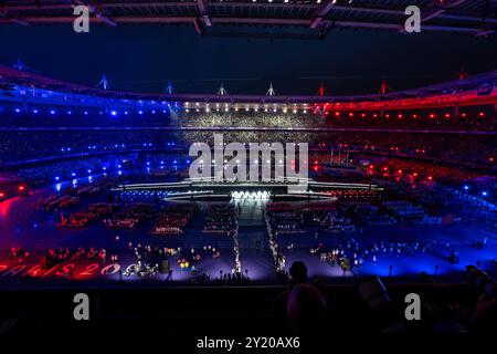 Parigi, Francia. 8 settembre 2024. PARIGI, FRANCIA - 8 SETTEMBRE: Lo Stade de France è colorato in blu, bianco e rosso durante la cerimonia di chiusura dei Giochi Paralimpici di Parigi 2024 allo Stade de France l'8 settembre 2024 a Parigi, Francia. (Foto di Joris Verwijst/Agenzia BSR) credito: Agenzia BSR/Alamy Live News Foto Stock