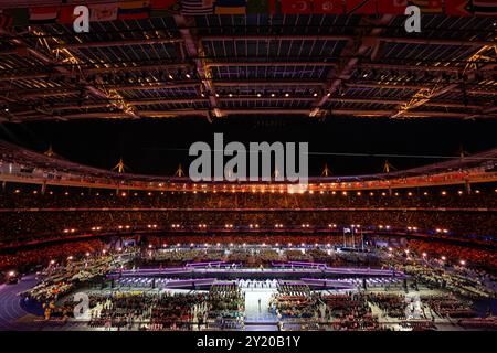Parigi, Francia. 8 settembre 2024. PARIGI, FRANCIA - 8 SETTEMBRE: Una panoramica generale degli interni durante la cerimonia di chiusura dei Giochi Paralimpici di Parigi 2024 allo Stade de France l'8 settembre 2024 a Parigi, Francia. (Foto di Joris Verwijst/Agenzia BSR) credito: Agenzia BSR/Alamy Live News Foto Stock