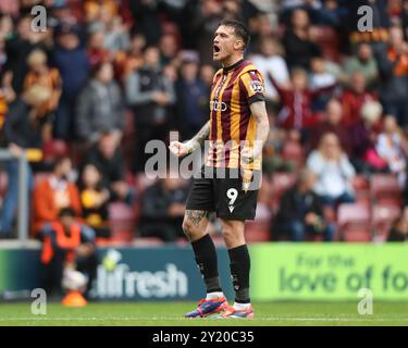 Bradford, Regno Unito, 7 settembre 2024, Andy Cook celebra il punteggio, durante Bradford City vs Carlisle United EFL League Two, Valley Parade. Foto Stock