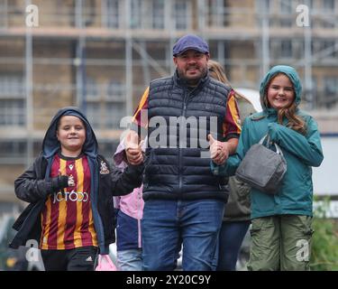 Bradford, Regno Unito, 7 settembre 2024, i tifosi arrivano prima del calcio d'inizio, durante Bradford City vs Carlisle United EFL League Two, Valley Parade, Bradford, Regno Unito Foto Stock