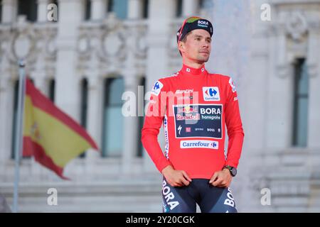 Primoz Roglic della Slovenia e Red Bull Bora Team festeggia la sua vittoria alla fine della 79a Vuelta a España 2024 l'8 settembre 2024 a Madrid, SP Foto Stock