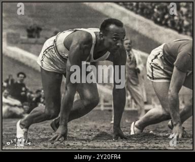 Le Olimpiadi estive di Berlino del 1936, note anche come Olimpiadi naziste, si tennero nella Germania nazista sotto il regime di Adolf Hitler. I giochi sono stati pesantemente utilizzati come strumento di propaganda per promuovere l'ideologia nazista. Tuttavia, sono anche ricordati per la notevole prestazione di Jesse Owens, un atleta afroamericano che ha vinto quattro medaglie d'oro, distruggendo la visione di Hitler della supremazia ariana. Berlino 1936 Olimpiadi naziste Jesse Owen Olympia Film GMBH Foto Stock