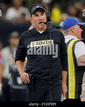 New Orleans, Stati Uniti. 9 settembre 2024. Il capo-allenatore dei New Orleans Saints Dennis Allen scende a bordo campo durante la partita con i Carolina Panthers al Caesars Superdome di New Orleans domenica 8 settembre 2024. Foto di AJ Sisco/UPI. Crediti: UPI/Alamy Live News Foto Stock