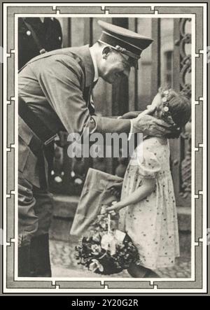 Adolf Hitler saluta il bambino durante una passeggiata, presentandosi con un cesto di fiori di Helga Goebbels 1936. Si diceva sempre che Helga fosse la bambina preferita di Hitler. (Successivamente avvelenata da sua madre nel bunker Hitlers Berlin) Foto Stock