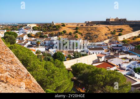 Fortezza storica che si affaccia sulle case bianche e sui tetti in terracotta di Castro Marim, Portogallo. Foto Stock