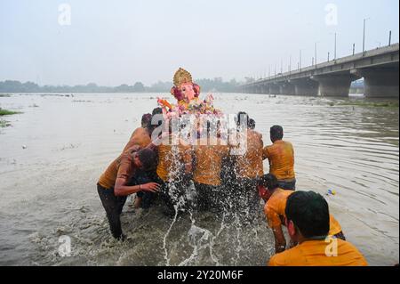 Nuova Delhi, India. 8 settembre 2024. NOIDA, INDIA - 8 SETTEMBRE: I devoti si riuniscono presso il fiume Yamuna durante la cerimonia di immersione il secondo giorno del festival Ganesh Chaturthi, l'8 settembre 2024 a Noida, India. (Foto di Sunil Ghosh/Hindustan Times/Sipa USA ) credito: SIPA USA/Alamy Live News Foto Stock