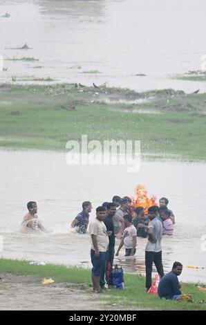 Nuova Delhi, India. 8 settembre 2024. NOIDA, INDIA - 8 SETTEMBRE: I devoti si riuniscono presso il fiume Yamuna durante la cerimonia di immersione il secondo giorno del festival Ganesh Chaturthi, l'8 settembre 2024 a Noida, India. (Foto di Sunil Ghosh/Hindustan Times/Sipa USA ) credito: SIPA USA/Alamy Live News Foto Stock