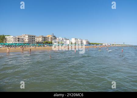 07.09.2024 / Lido di Jesolo, Provinz Venedig, Venetien, obere Adria, Italien / Küste am Mittelmeer, Sandstrand, Meeresstrand, Strandbad, Urlaub, Badeurlaub, Sommerurlaub, Ferien am Meer, Liegestühle und Sonnenschirme am Strand, Urlauber am Sandstrand, Touristen am Strand, Hotels am Strand, Strandhotels, hotel direkt am Meer, Sandstrand, Urlauber baden, schwimmen im Meer *** 07 09 2024 Lido di Jesolo, provincia di Venezia, Veneto, alto Adriatico, costa mediterranea italiana, spiaggia di sabbia, mare, località balneare, vacanza, vacanza al mare, vacanze estive, vacanze al mare, sedie a sdraio e umbre Foto Stock