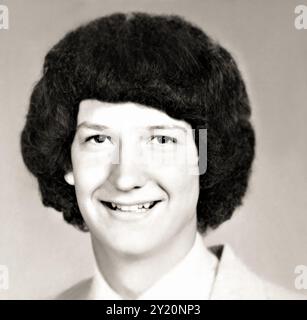 1977 c., USA : The american TIM COOK ( nato il 1° novembre 1960 ) quando era giovane di 17 anni , foto da High School Yearbook . Imprenditore americano , dirigente d'azienda che è l'attuale amministratore delegato di APPLE Inc. Cook era stato in precedenza Chief Operating Officer della società sotto il cofondatore Steve Jobs . Fotografo sconosciuto .- INFORMATICA - INFORMATICA - INFORMATICA - INFORMATICA - TECNOLOGIA INFORMATICA - STORIA - FOTO STORICHE - personalità da giovani da giovane - personalità giovanili - ragazzo - ADOLESCENTE - ANNUARIO SCOLASTICO --- ARCHIVIO GBB Foto Stock