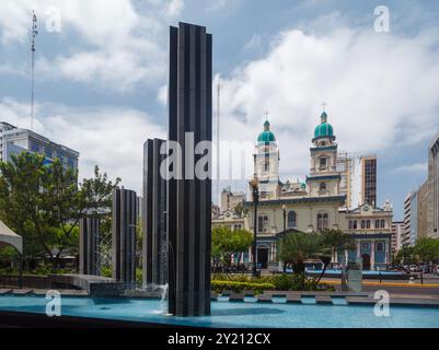 La facciata della Chiesa di San Francisco e il monumento Vicente Rocafuerte nel centro di Guayaquil, Ecuador. Foto Stock