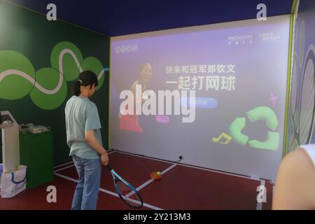 SHANGHAI, CINA - 7 SETTEMBRE 2024 - la stella cinese del tennis Zheng Qinwen parla per una pubblicità di Ant Group durante la INCLUSION¤Conference su Foto Stock