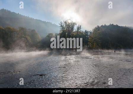 Alba nella mattina nebbiosa sul fiume Dunajec nelle montagne di Pieniny sul confine polacco-slovacco Foto Stock