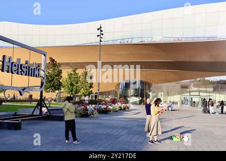 Biblioteca centrale di Helsinki Oodi in piazza Kansalaistori nel centro di Helsinki, Finlandia, nell'agosto 2024 Foto Stock