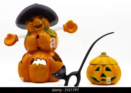 Jack o Lanterna e una statuetta nera di gatto. Portacandele in ceramica a forma di zucca di halloween. Carino spettacolo di halloween Foto Stock