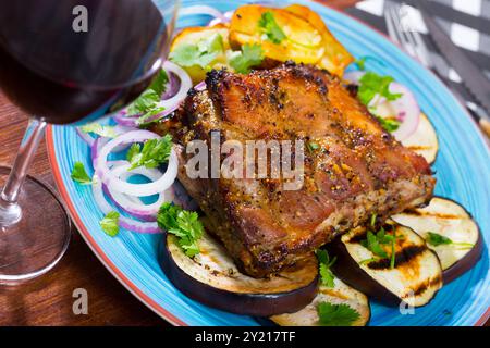 carne di maiale arrosto con verdure Foto Stock