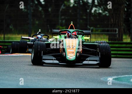 Imola, Italia. 8 settembre 2024. Il pilota Dane del RPM Team Stromsted Noah gareggia in gara 2 del 7° round del Campionato europeo di Formula regionale Alpine sul circuito Enzo e Dino Ferrari International. Credito: SOPA Images Limited/Alamy Live News Foto Stock