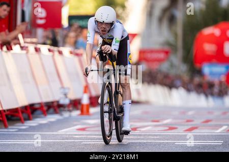 Madrid, Madrid, Spagna. 8 settembre 2024. Mattias Skjelmose Jensen, Danimarca, e Team Lidl Trek, sprinta durante la prova individuale a cronometro durante il 79° Tour di Spagna 2024 - Stage 21 l'8 settembre 2024 a Madrid, Spagna. (Credit Image: © Alberto Gardin/ZUMA Press Wire) SOLO PER USO EDITORIALE! Non per USO commerciale! Crediti: ZUMA Press, Inc./Alamy Live News Foto Stock