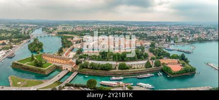 Vista aerea della fortezza dell'isola di Perschiera del Garda sul Lago di Garda, con grandi bastioni di cannoni Foto Stock