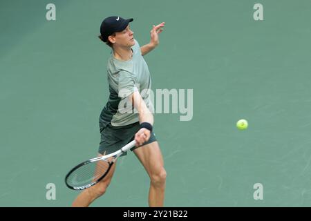 New York, Stati Uniti. 8 settembre 2024. Jannik Sinner d'Italia durante la finale maschile del 14° giorno del torneo di tennis del grande Slam degli US Open 2024 l'8 settembre 2024 presso l'USTA Billie Jean King National Tennis Center di Flushing Meadows, Queens, New York, Stati Uniti - foto Jean Catuffe/DPPI Credit: DPPI Media/Alamy Live News Foto Stock