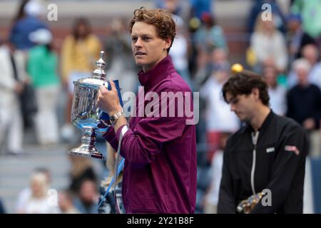 New York, Stati Uniti. 8 settembre 2024. Il vincitore Jannik Sinner d'Italia festeggia mentre Taylor Fritz degli Stati Uniti guarda durante la cerimonia del trofeo della finale maschile il giorno 14 del torneo di tennis US Open 2024, Grand Slam, l'8 settembre 2024 presso l'USTA Billie Jean King National Tennis Center di Flushing Meadows, Queens, New York, Stati Uniti - foto Jean Catuffe/DPPI Credit: DPPI Media/Alamy Live News Foto Stock