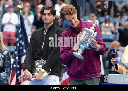 New York, Stati Uniti. 8 settembre 2024. Il vincitore Jannik Sinner d'Italia festeggia mentre Taylor Fritz degli Stati Uniti (L) guarda durante la cerimonia del trofeo della finale maschile il giorno 14 del torneo di tennis del grande Slam 2024 US Open l'8 settembre 2024 presso l'USTA Billie Jean King National Tennis Center di Flushing Meadows, Queens, New York, Stati Uniti - foto Jean Catuffe/DPPI Credit: DPPI Media/Alamy Live News Foto Stock