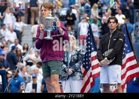 New York, Stati Uniti. 8 settembre 2024. Il vincitore Jannik Sinner d'Italia festeggia mentre Taylor Fritz degli Stati Uniti guarda durante la cerimonia del trofeo della finale maschile il giorno 14 del torneo di tennis US Open 2024, Grand Slam, l'8 settembre 2024 presso l'USTA Billie Jean King National Tennis Center di Flushing Meadows, Queens, New York, Stati Uniti - foto Jean Catuffe/DPPI Credit: DPPI Media/Alamy Live News Foto Stock