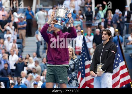 New York, Stati Uniti. 8 settembre 2024. Il vincitore Jannik Sinner d'Italia festeggia mentre Taylor Fritz degli Stati Uniti guarda durante la cerimonia del trofeo della finale maschile il giorno 14 del torneo di tennis US Open 2024, Grand Slam, l'8 settembre 2024 presso l'USTA Billie Jean King National Tennis Center di Flushing Meadows, Queens, New York, Stati Uniti - foto Jean Catuffe/DPPI Credit: DPPI Media/Alamy Live News Foto Stock