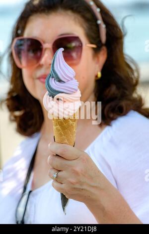 Donna latinoamericana con cono gelato Foto Stock
