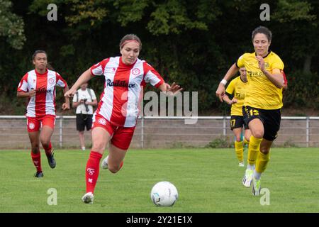 Colonia, Germania. 8 settembre 2024. Colonia, Germania, 8 settembre 2024: Svenja Streller (16 fortuna Köln) va avanti durante la partita di Coppa DFB tra fortuna Köln e SV 67 Weinberg al BZA Chorweiler di Merianstraße a Colonia, Germania. QIANRU (Qianru Zhang/SPP) credito: SPP Sport Press Photo. /Alamy Live News Foto Stock